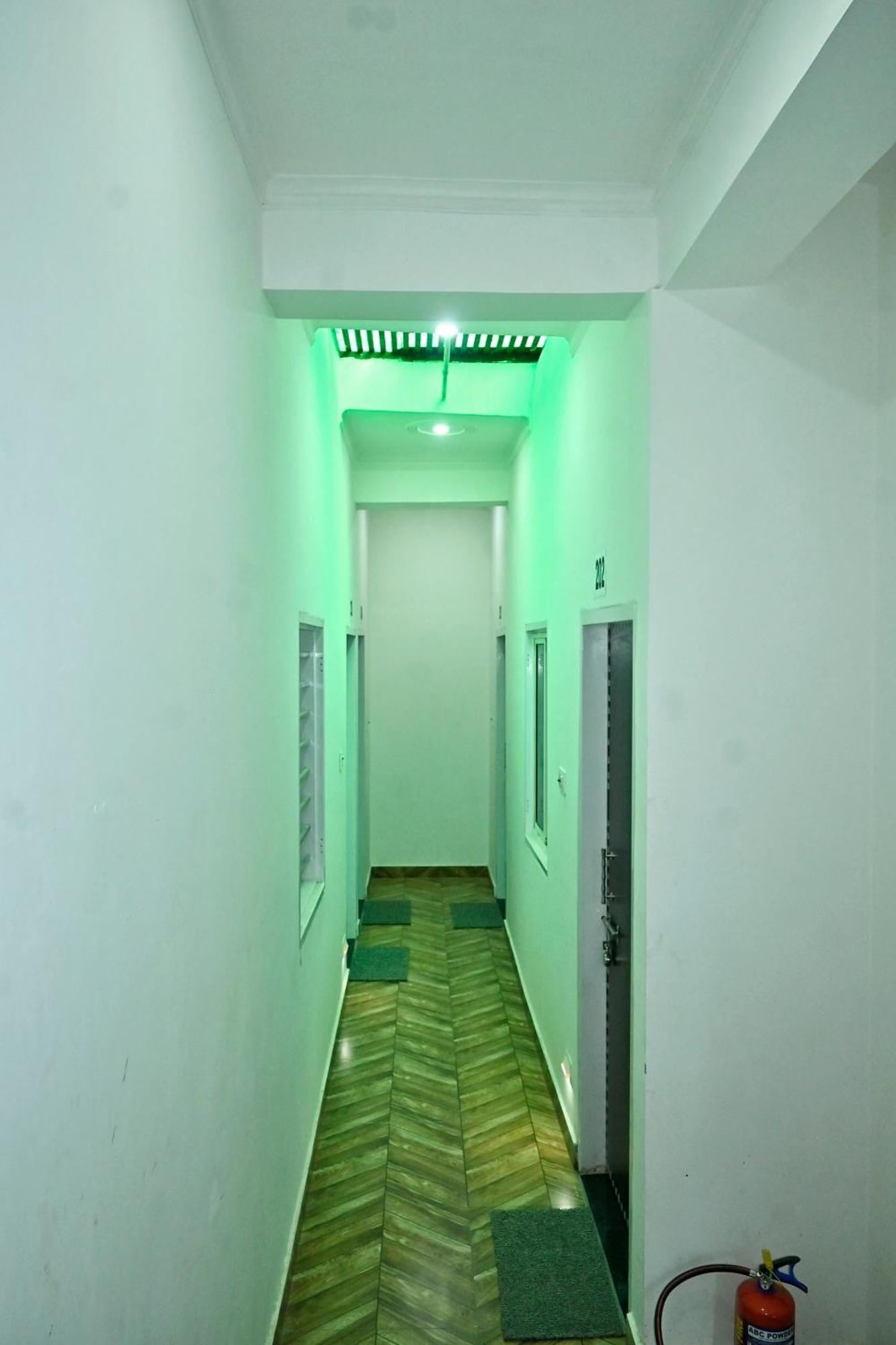 Pitambara Dham Hotel Vrindāvan Buitenkant foto