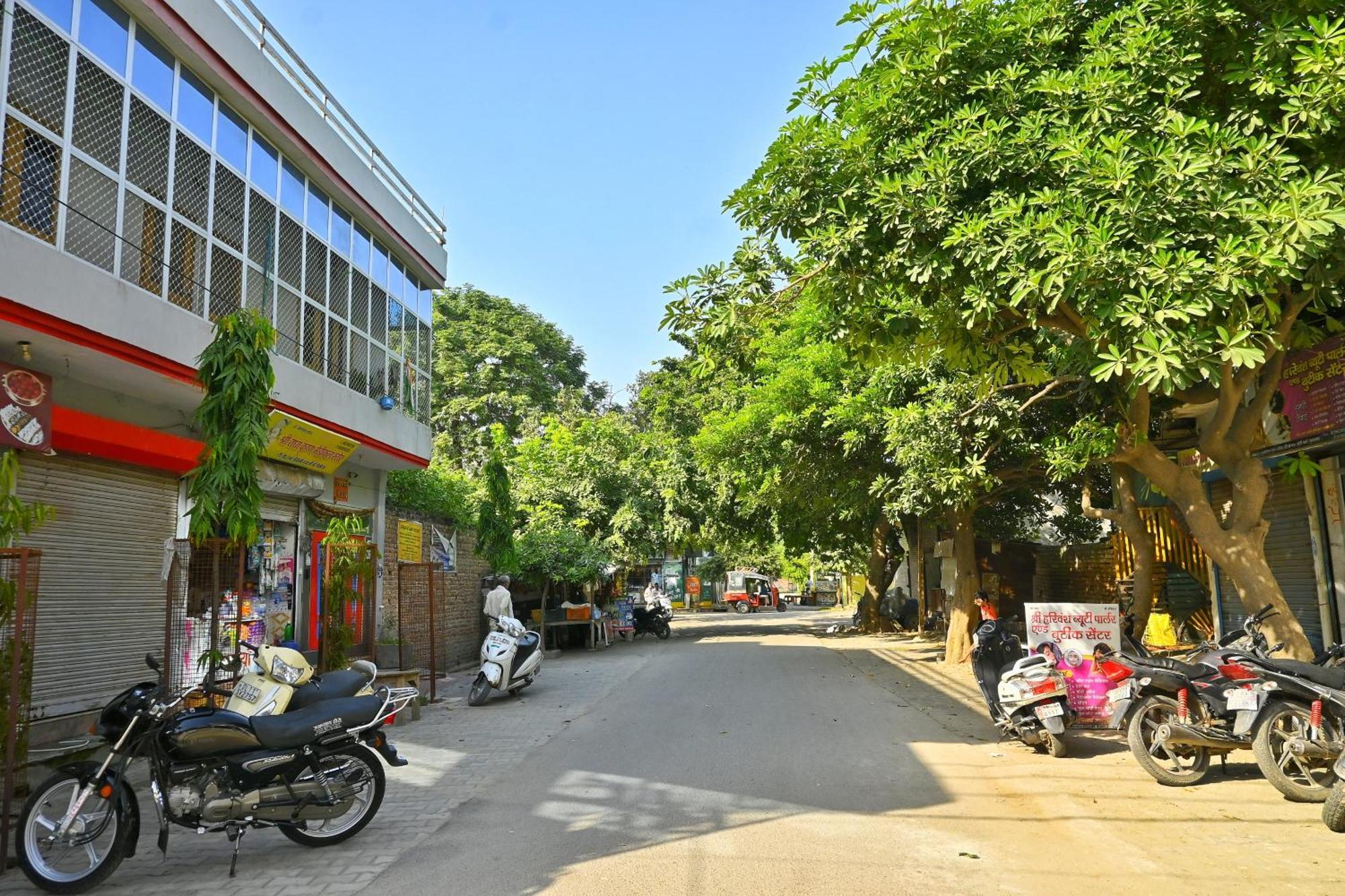 Pitambara Dham Hotel Vrindāvan Buitenkant foto