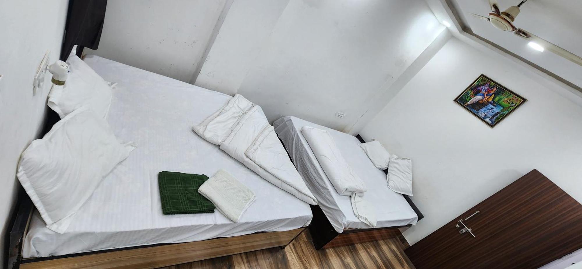 Pitambara Dham Hotel Vrindāvan Buitenkant foto