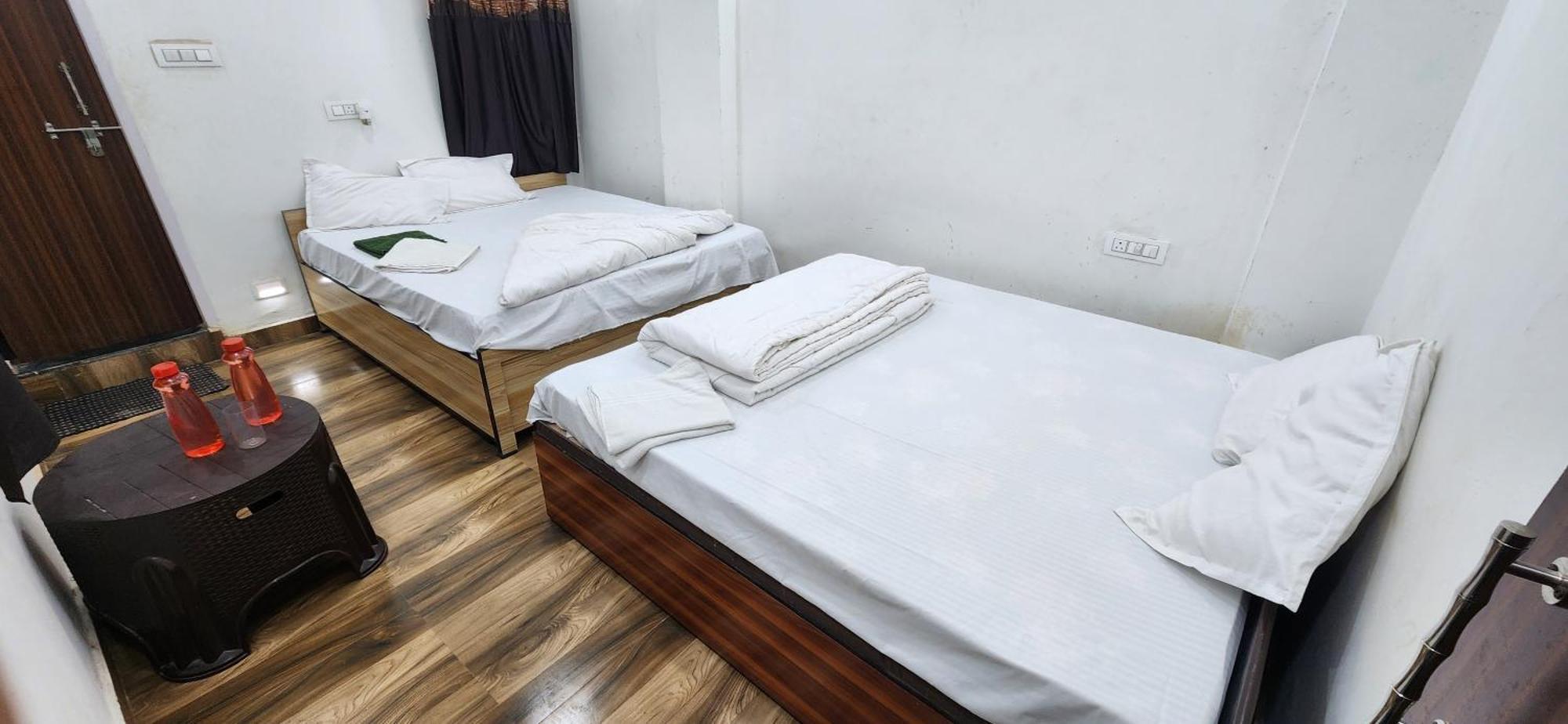 Pitambara Dham Hotel Vrindāvan Buitenkant foto