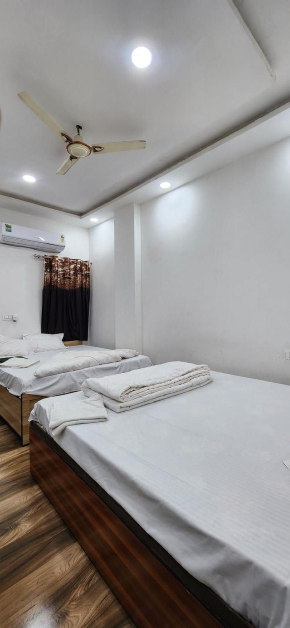 Pitambara Dham Hotel Vrindāvan Buitenkant foto
