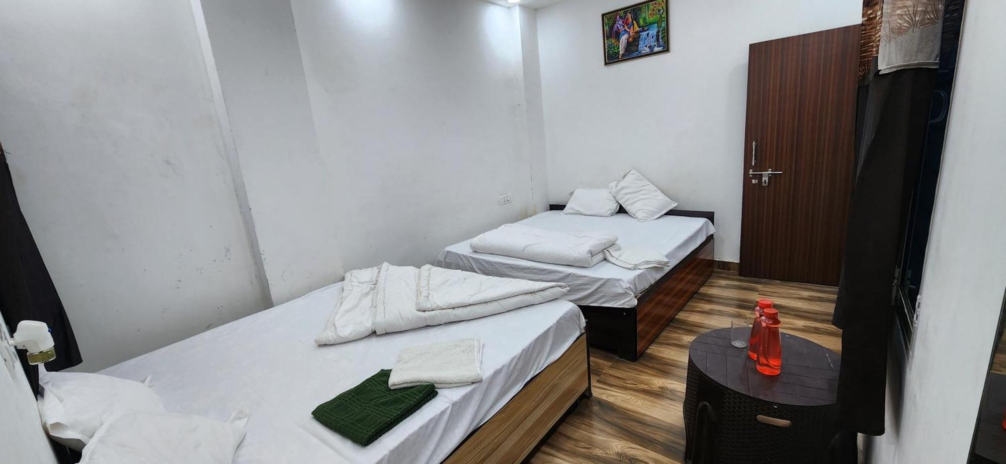 Pitambara Dham Hotel Vrindāvan Buitenkant foto